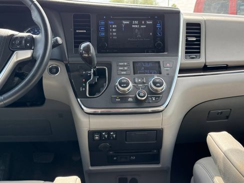 Used 2017 Toyota Sienna XLE Premium image 15