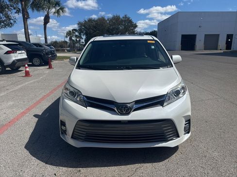 Used 2020 Toyota Sienna XLE w/ XLE Navigation Package image 8