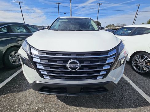 Used 2024 Nissan Rogue S image 2