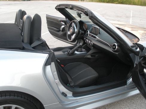 Used 2018 FIAT 124 Spider Classica w/ Technology & Siriusxm Group image 21