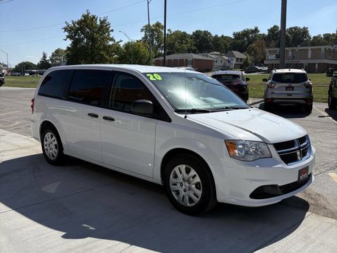 Used 2020 Dodge Grand Caravan SE image 1