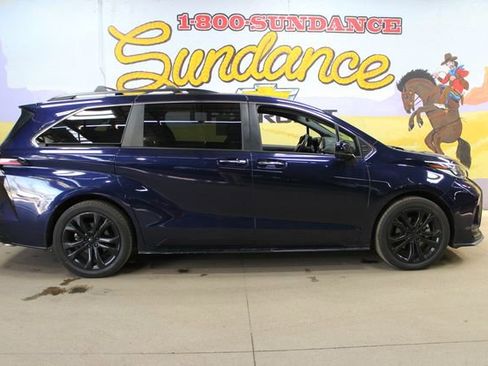 Used 2022 Toyota Sienna XSE w/ XSE Plus Package image 1