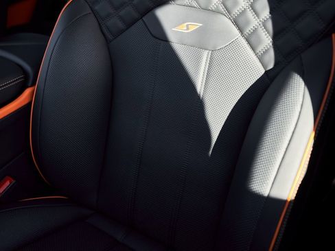 Used 2025 Bentley Bentayga image 48