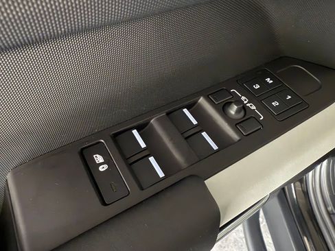 Used 2024 Land Rover Defender 110 SE AWD/4WD image 12