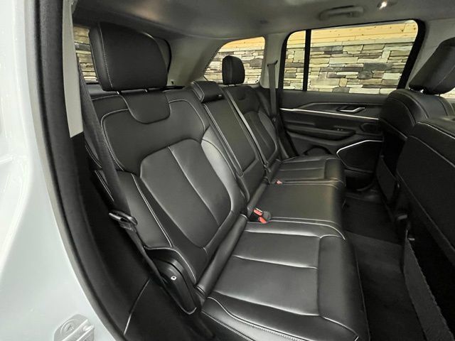 Used 2022 Jeep Grand Cherokee Limited AWD/4WD image 39