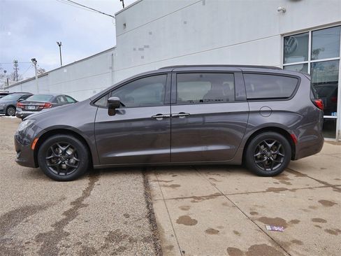Used 2019 Chrysler Pacifica Touring-L Plus w/ S Appearance Package image 2