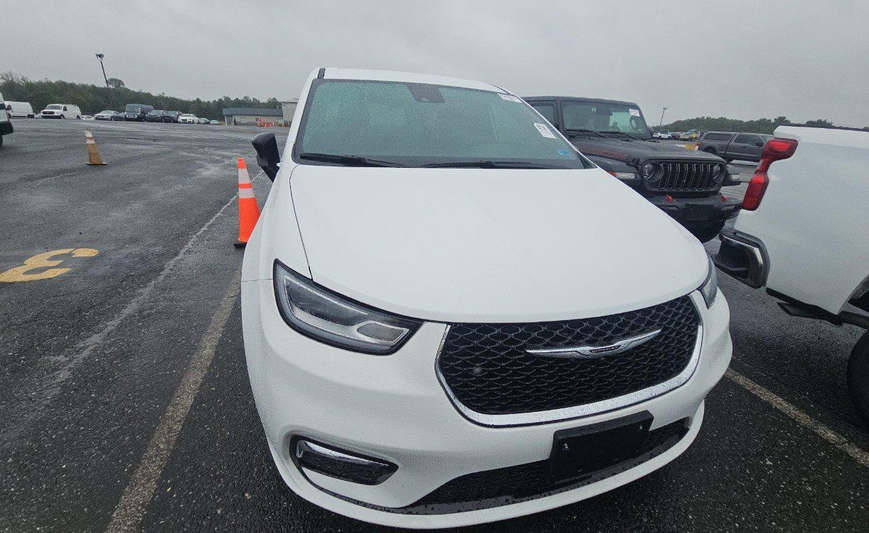 Used 2026 Chrysler Pacifica Select FWD image 3