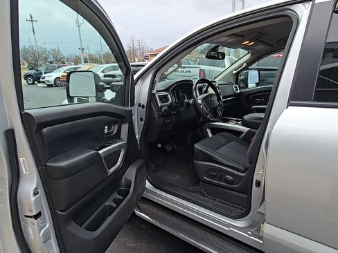 Used 2018 Nissan Titan SV w/ SV Convenience Package image 14