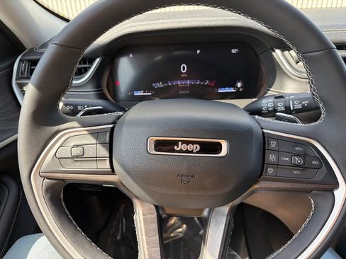Used 2023 Jeep Grand Cherokee Limited w/ Luxury Tech Group II AWD/4WD image 34