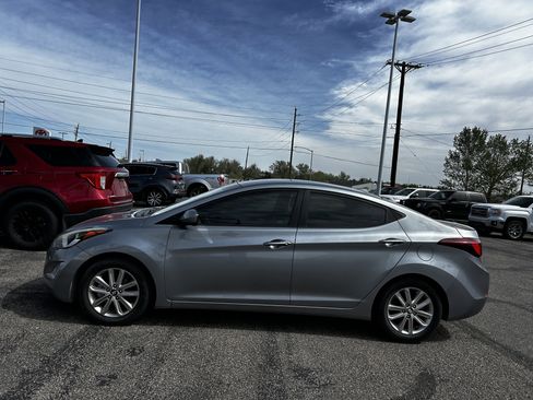 Used 2014 Hyundai Elantra SE w/ Option Group 02 FWD image 2