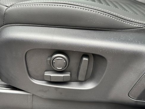 New 2025 Land Rover Discovery Dynamic SE image 13