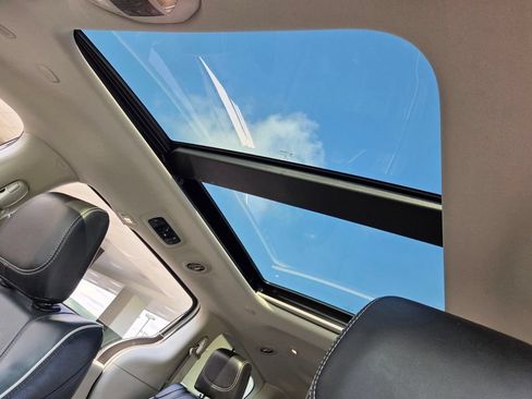 Used 2024 Chrysler Pacifica Limited FWD image 8