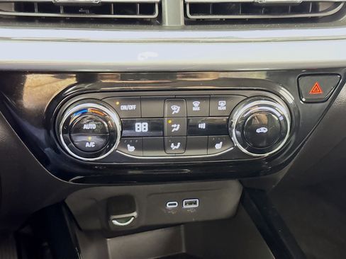 Used 2025 Chevrolet Trax LT w/ LT Convenience Package image 17