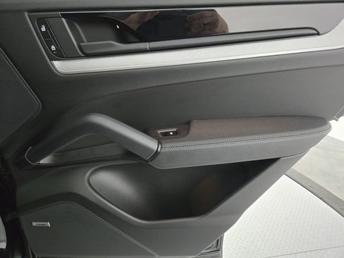 Used 2025 Porsche Cayenne Coupe image 20