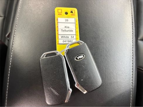 Used 2020 Kia Telluride LX FWD image 38