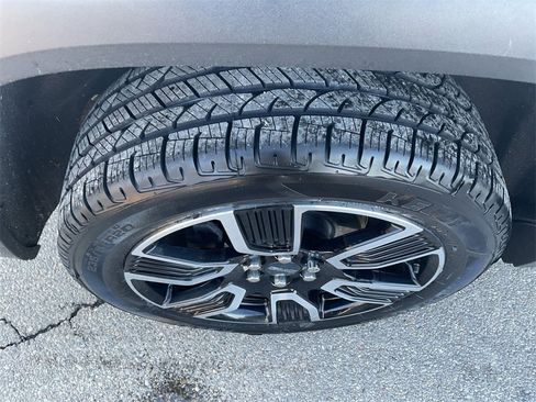 Used 2021 GMC Acadia SLE w/ Driver Convenience Package image 16