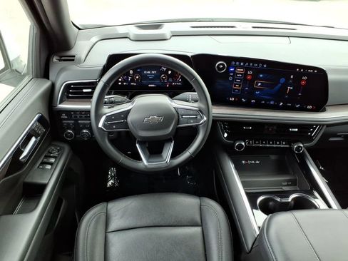 Used 2025 Chevrolet Suburban Z71 image 9