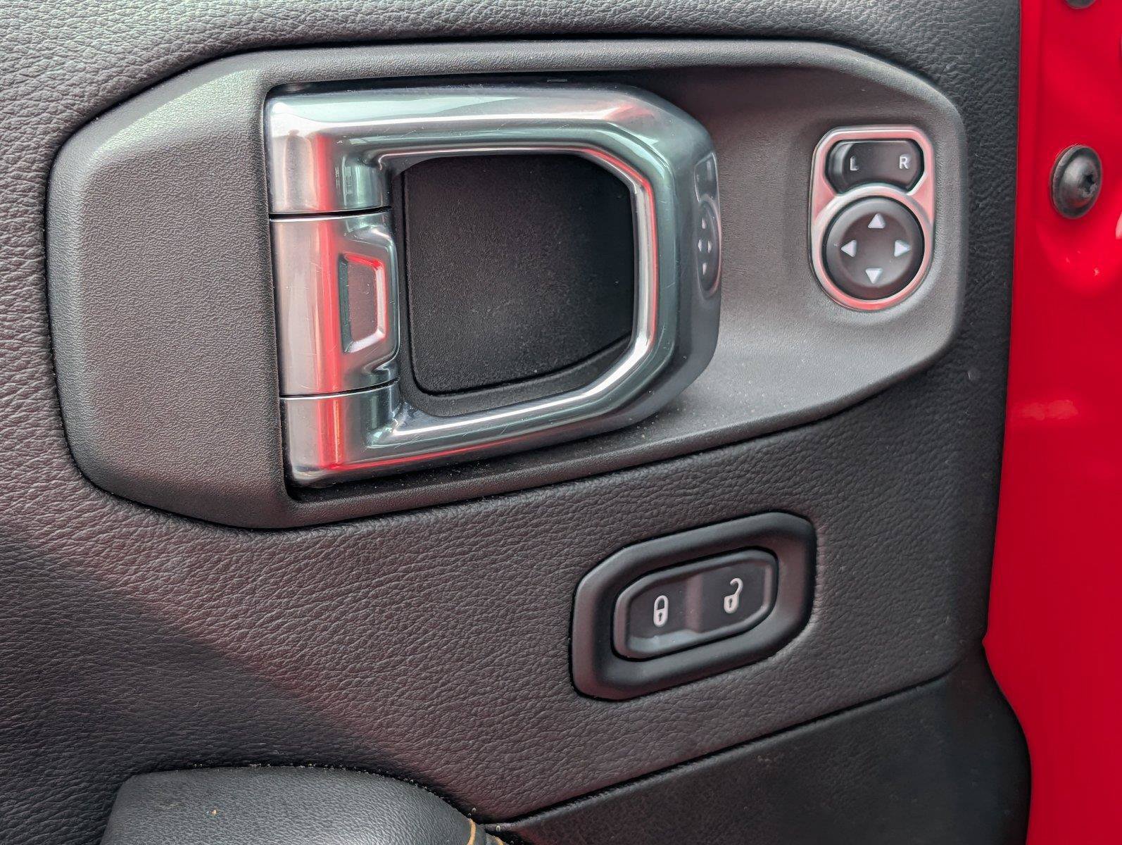 Used 2025 Jeep Wrangler Unlimited Sahara AWD/4WD image 15
