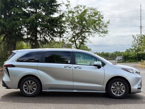 Used 2023 Toyota Sienna XLE AWD/4WD image 6