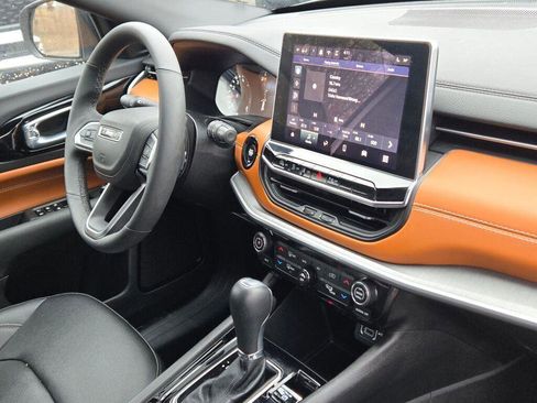 Used 2025 Jeep Compass Limited image 5