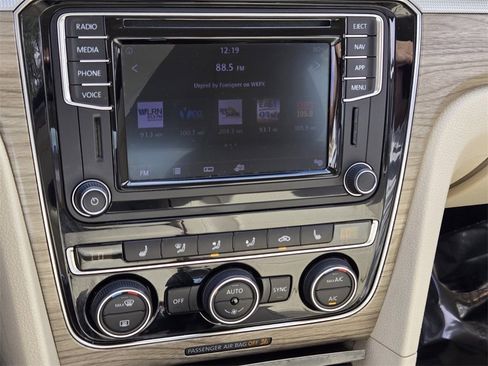Used 2018 Volkswagen Passat 2.0T SE image 25