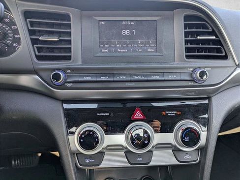 Used 2019 Hyundai Elantra SE w/ Cargo Package FWD image 13