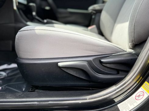 Used 2014 Toyota Corolla LE FWD image 40