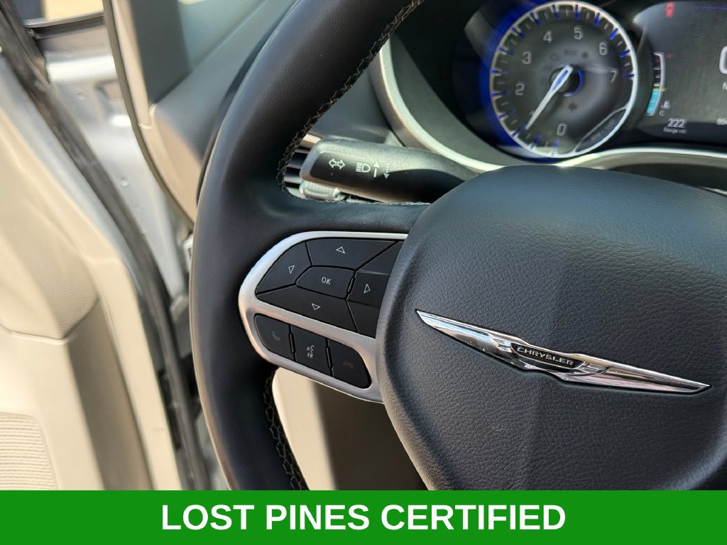 Used 2023 Chrysler Pacifica Touring-L FWD image 11