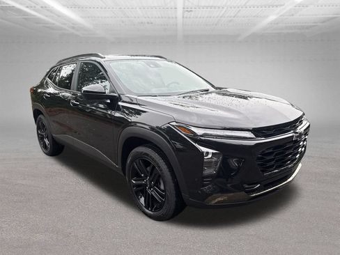 Used 2024 Chevrolet Trax ACTIV w/ Sunroof Package FWD image 3