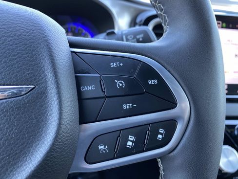 Used 2025 Chrysler Pacifica Select FWD image 16