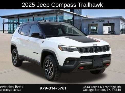 Used 2025 Jeep Compass Trailhawk w/ Trailhawk Elite Group image 1