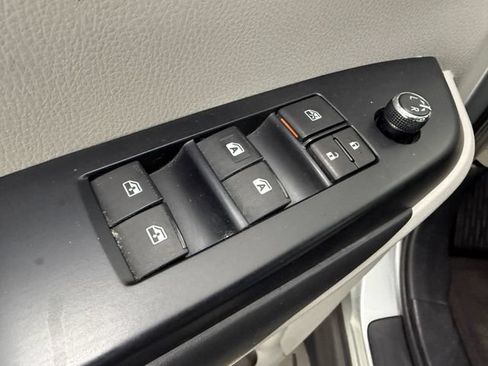 Used 2019 Toyota Highlander XLE FWD image 28