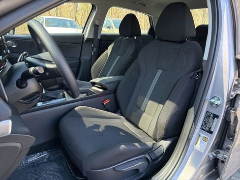 Certified 2025 Hyundai Elantra SE image 15