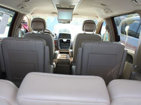 Used 2013 Chrysler Town & Country Touring image 22