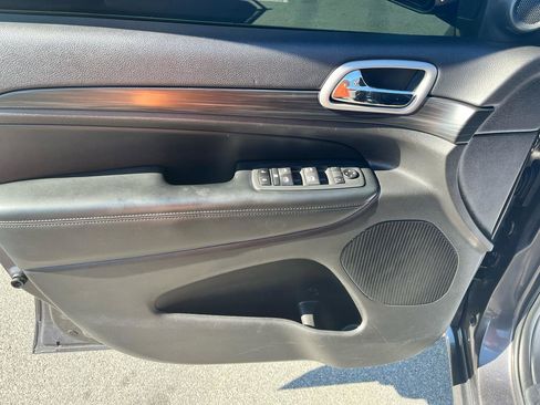 Used 2020 Jeep Grand Cherokee Altitude AWD/4WD image 12