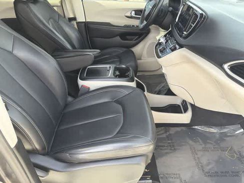 Used 2023 Chrysler Pacifica Touring-L FWD image 19