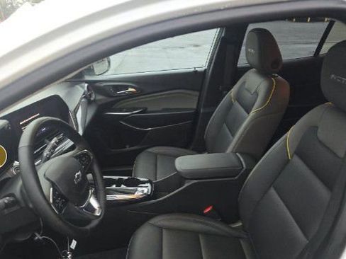Used 2025 Chevrolet Trax ACTIV w/ Driver Confidence Package image 2