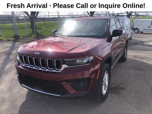 Used 2023 Jeep Grand Cherokee Laredo image 2