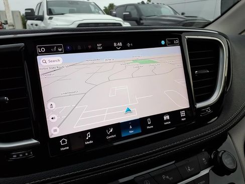 Certified 2023 Chrysler Pacifica Limited FWD image 17