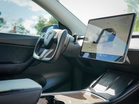 Used 2022 Tesla Model Y Long Range image 11