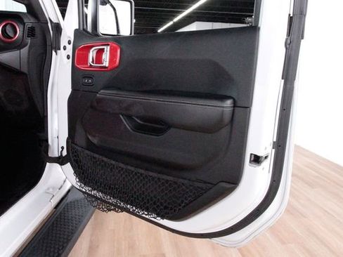 Used 2018 Jeep Wrangler Unlimited Sahara image 21