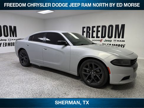 Used 2022 Dodge Charger SXT w/ Blacktop Package RWD image 3