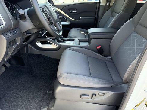 Certified 2025 Nissan Frontier SV w/ Tow Package RWD image 23