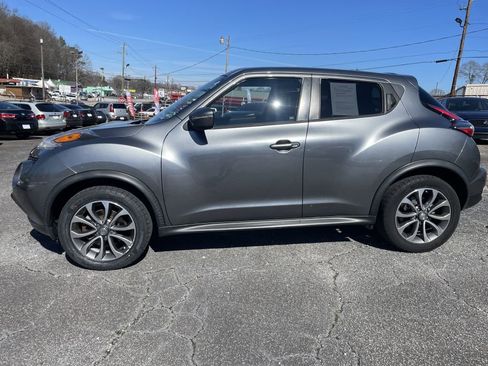 Used 2017 Nissan Juke SV image 2