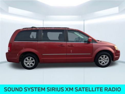 Used 2010 Chrysler Town & Country Touring image 7