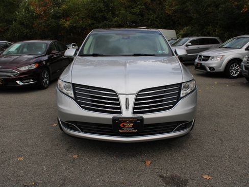 Used 2019 Lincoln MKT AWD image 3