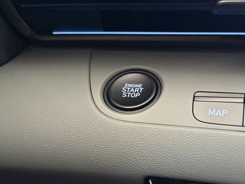 Used 2025 Hyundai Elantra Limited FWD image 23