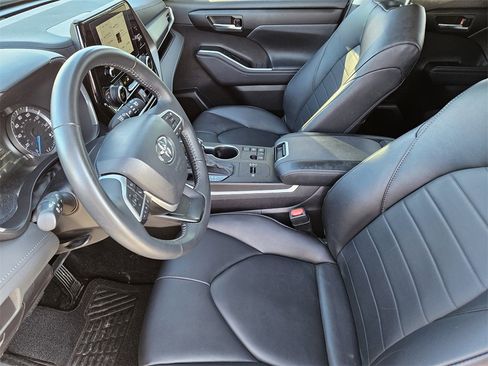 Certified 2023 Toyota Highlander XLE image 13