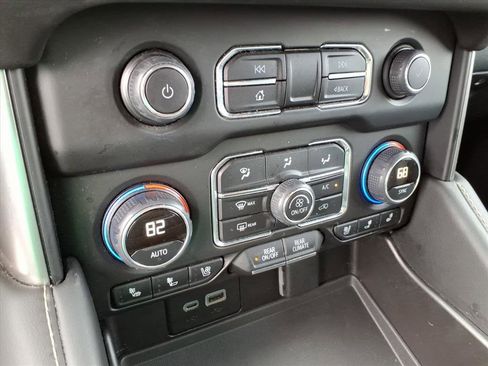 Used 2023 Chevrolet Suburban Premier image 26