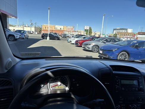 Used 2008 Hyundai Entourage GLS image 3